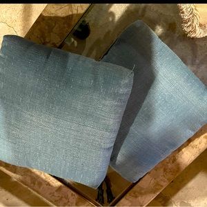 Set of two decorative pillows